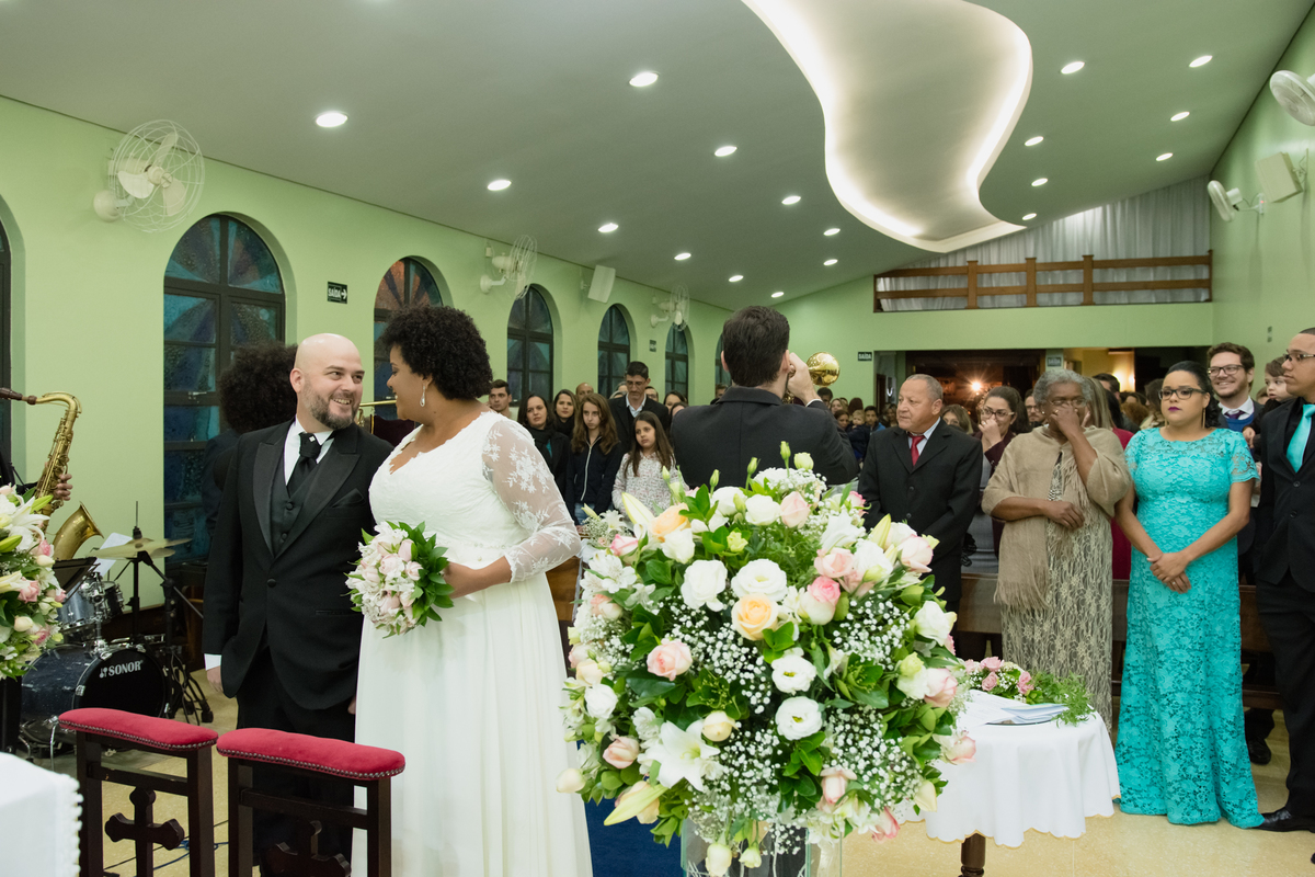 Fotografa de casamento espontânea, troca de olhar entre os noivos