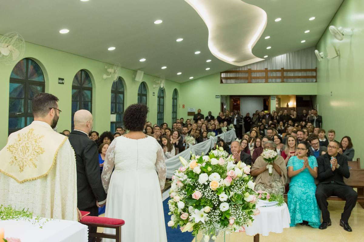 Fotografia de casamento na igreja, foto da igreja com os convidados