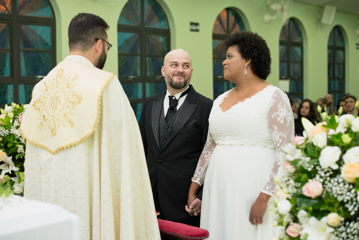 Fotografa de casamento espontânea, troca de olhar entre os noivos