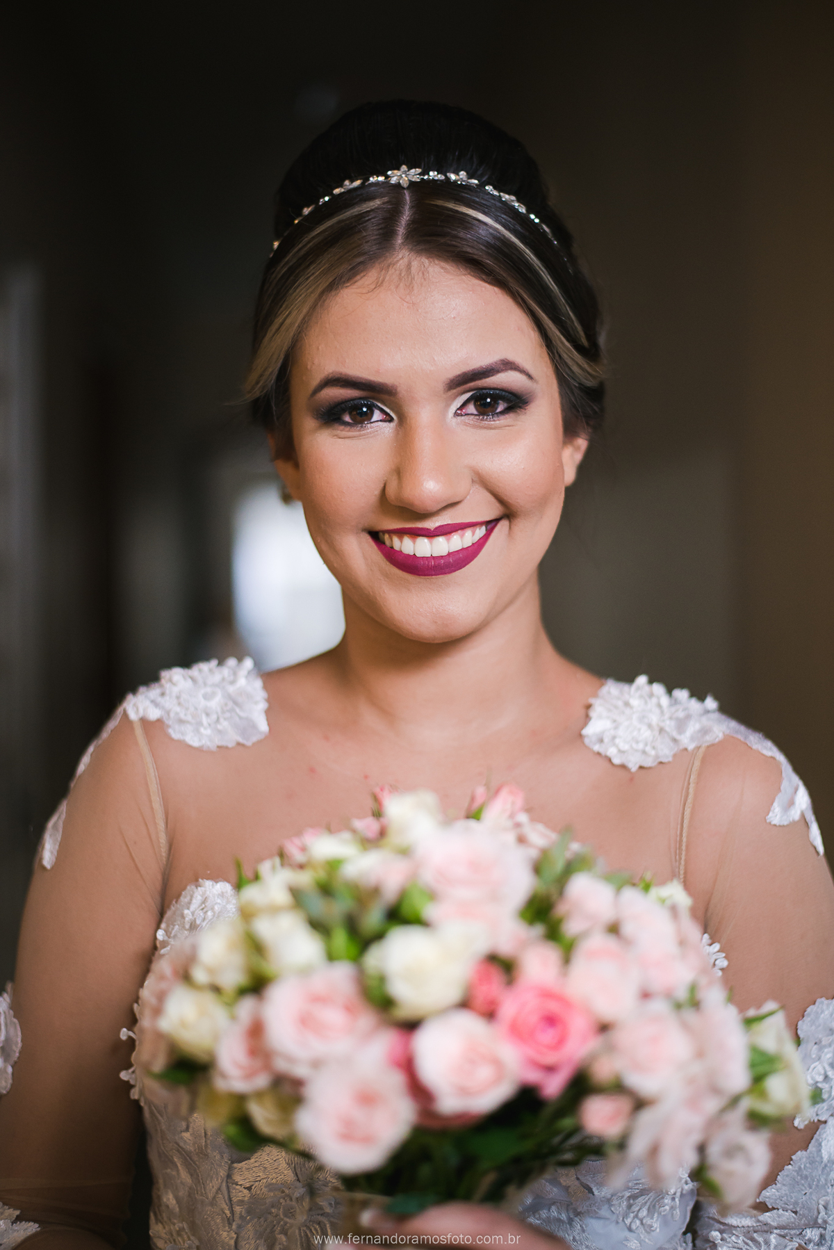Fotografia da noiva, retrato da noiva momentos antes da cerimônia no espaço Carol frança Makeup