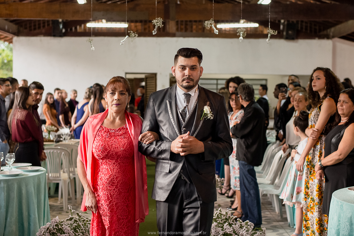 Fotografia de casamento de dia na chácara vivenda centenário em jundiaí, entrada do noivo com sua mãe