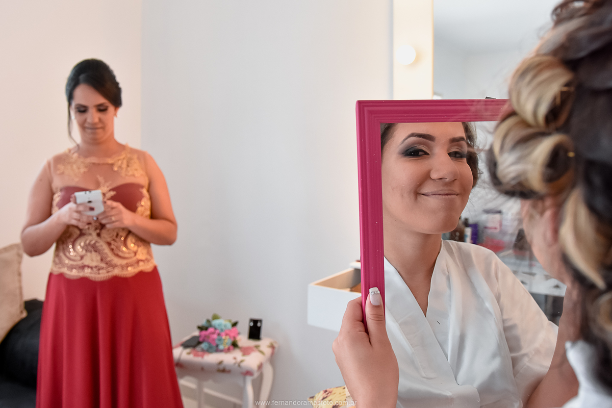 Fotografia espontânea durante o making of da noiva no espaço Carol frança Makeup