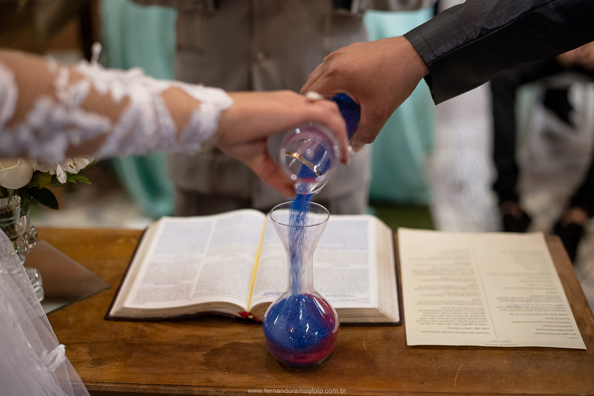 fotografo de casamento de dia, casamento realizado na chácara vivenda centenário em jundiaí, detalhe para fotografia da benção das areias