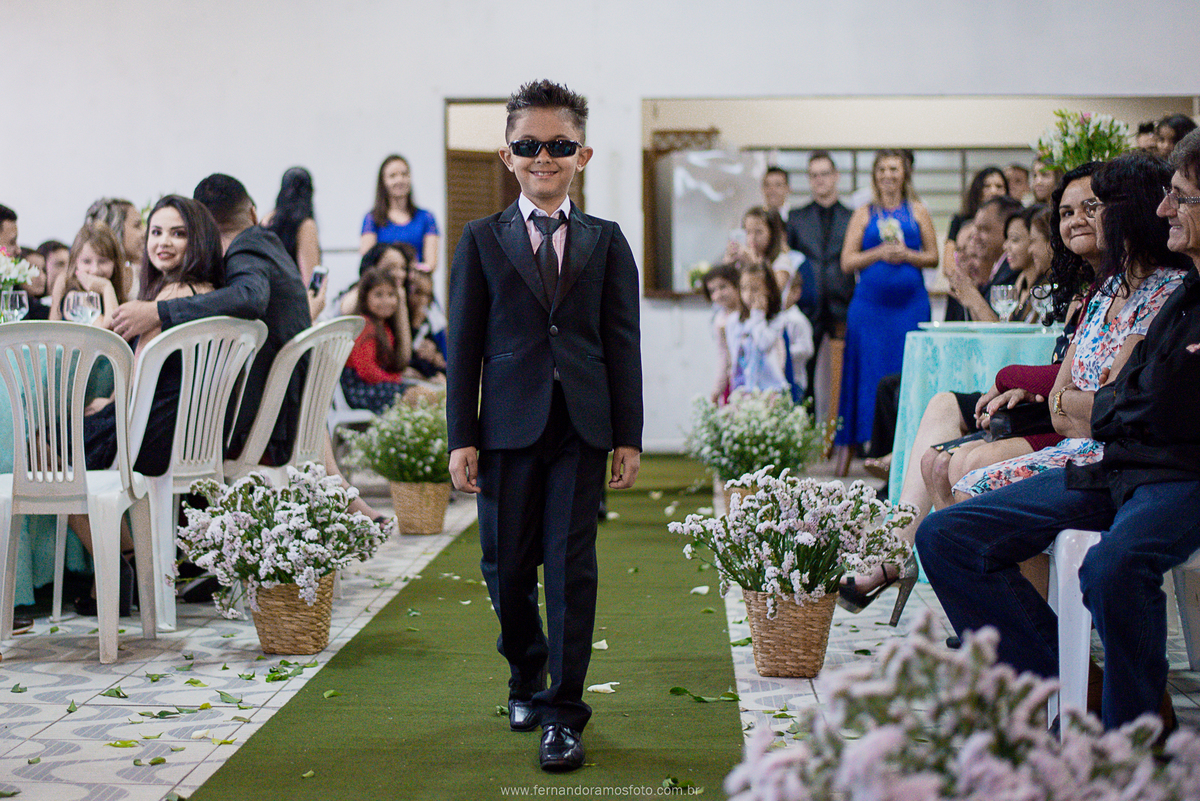 Entrada das alianças durante casamento realizado de dia na chácara vivenda centenário em jundiaí