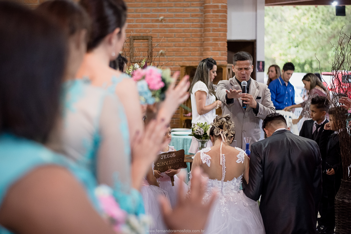 Momentos espontâneos durante o casamento realizado de dia na chácara vivenda centenário em jundiaí, fotografia da benção nupicial