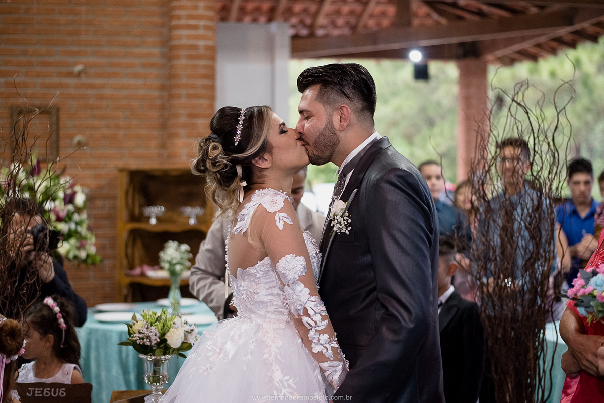Fotografia do beijo do casal. Momentos espontâneos durante o casamento realizado de dia na chácara vivenda centenário em jundiaí