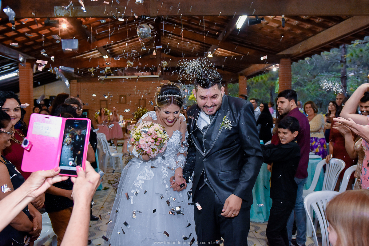 Momentos espontâneos durante o casamento realizado de dia na chácara vivenda centenário em jundiaí