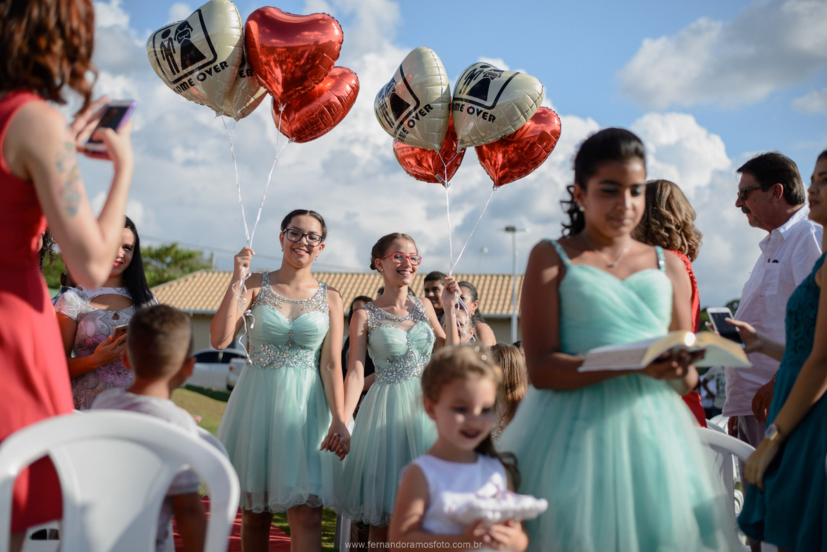 FOTO DA ENTRADA DAS ALIANÇAS,CERIMÔNIA DE CASAMENTO AO AR LIVRE, FOTOGRAFIA ESPONTÂNEA DE CASAMENTO, CASAMENTO NA CHÁCARA JUNDIAÍ, CASAMENTO DE DIA, FOTÓGRAFO DE CASAMENTO EM JUNDIAÍ