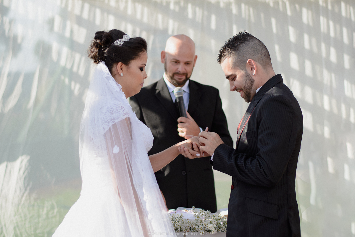 FOTO DO MOMENTO DAS TROCAS DE ALIANÇAS, CERIMÔNIA DE CASAMENTO AO AR LIVRE, FOTOGRAFIA ESPONTÂNEA DE CASAMENTO, CASAMENTO NA CHÁCARA JUNDIAÍ, CASAMENTO DE DIA, FOTÓGRAFO DE CASAMENTO EM JUNDIAÍ