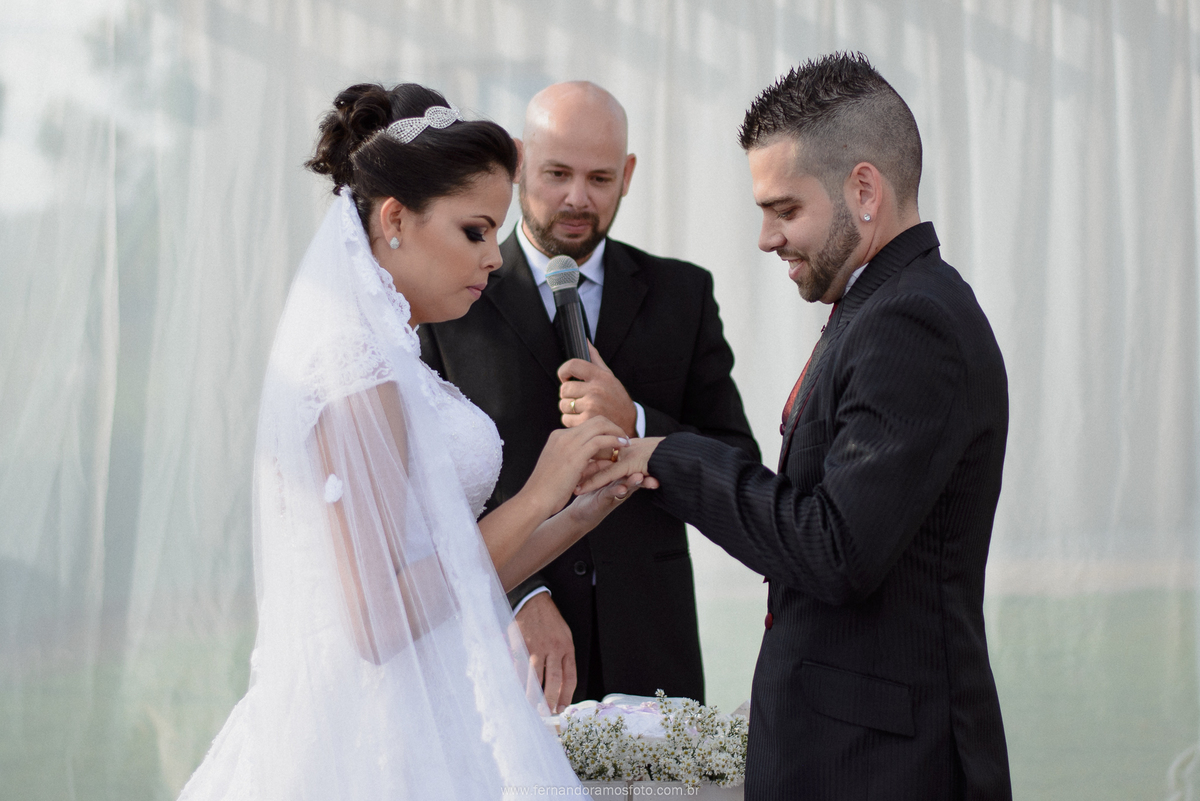 FOTO DO MOMENTO DAS TROCAS DE ALIANÇAS, CERIMÔNIA DE CASAMENTO AO AR LIVRE, FOTOGRAFIA ESPONTÂNEA DE CASAMENTO, CASAMENTO NA CHÁCARA JUNDIAÍ, CASAMENTO DE DIA, FOTÓGRAFO DE CASAMENTO EM JUNDIAÍ