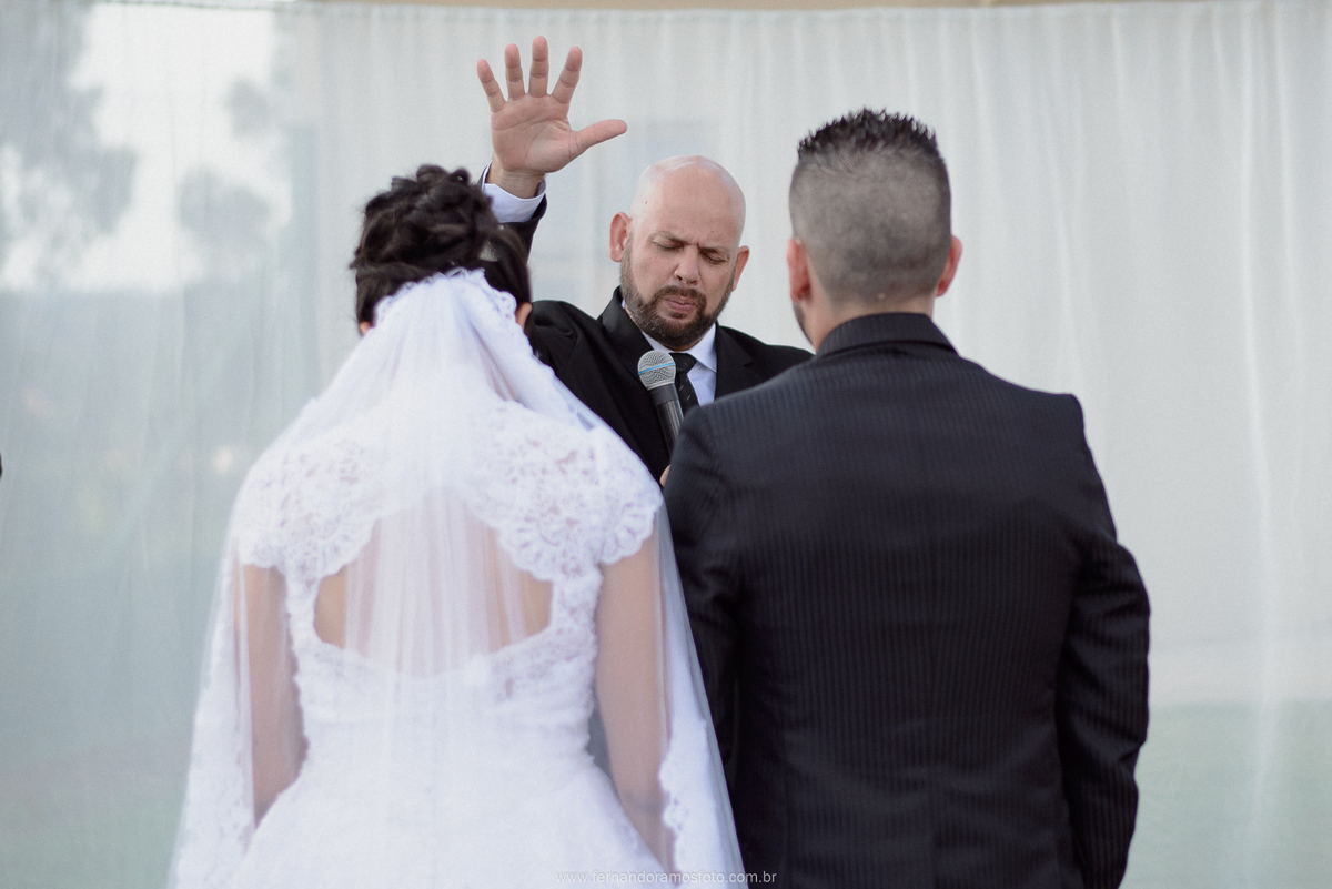 FOTO DO MOMENTO DA BENÇÃO DO CELEBRANTE, CERIMÔNIA DE CASAMENTO AO AR LIVRE, FOTOGRAFIA ESPONTÂNEA DE CASAMENTO, CASAMENTO NA CHÁCARA JUNDIAÍ, CASAMENTO DE DIA, FOTÓGRAFO DE CASAMENTO EM JUNDIAÍ