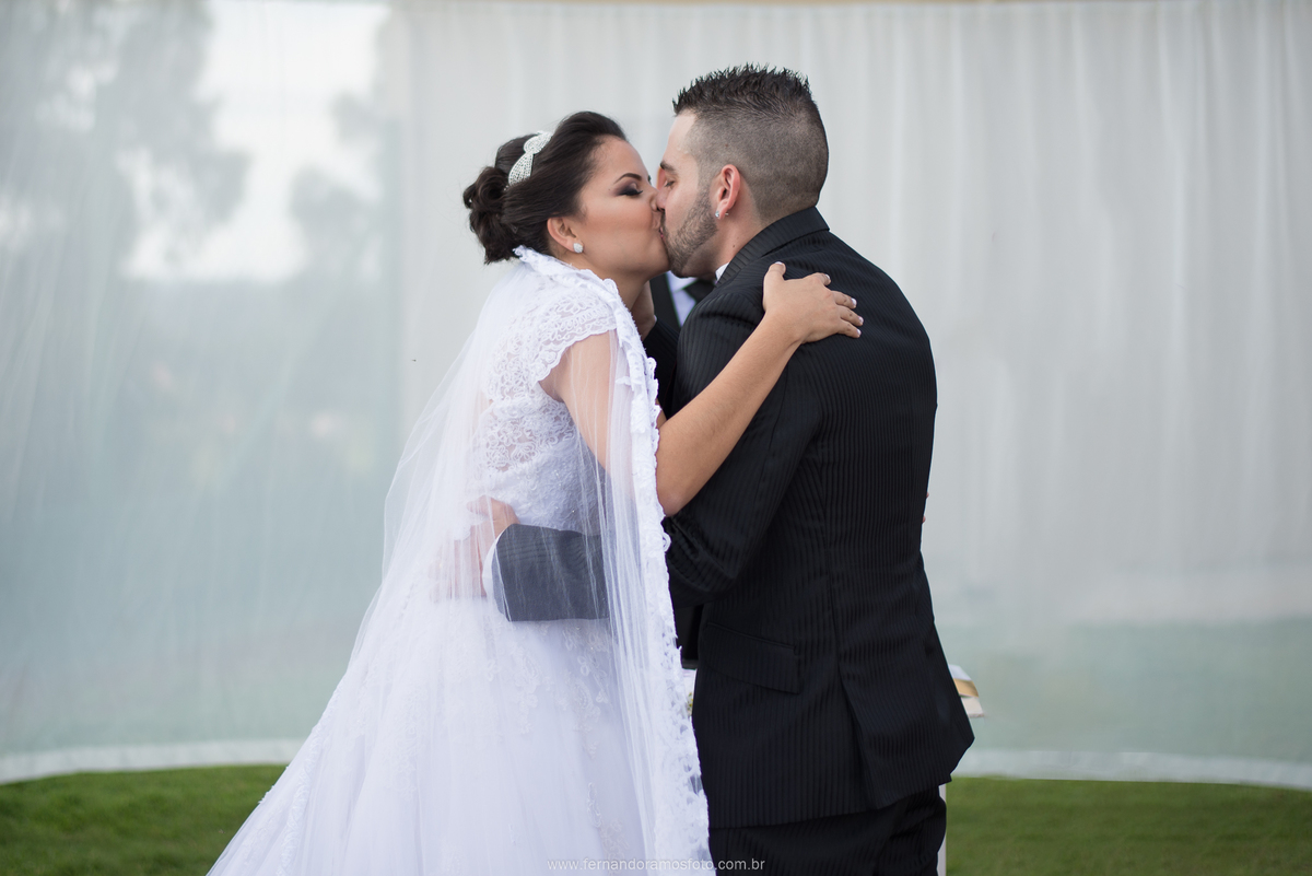 FOTO DO BEIJO, CERIMÔNIA DE CASAMENTO AO AR LIVRE, FOTOGRAFIA ESPONTÂNEA DE CASAMENTO, CASAMENTO NA CHÁCARA JUNDIAÍ, CASAMENTO DE DIA, FOTÓGRAFO DE CASAMENTO EM JUNDIAÍ