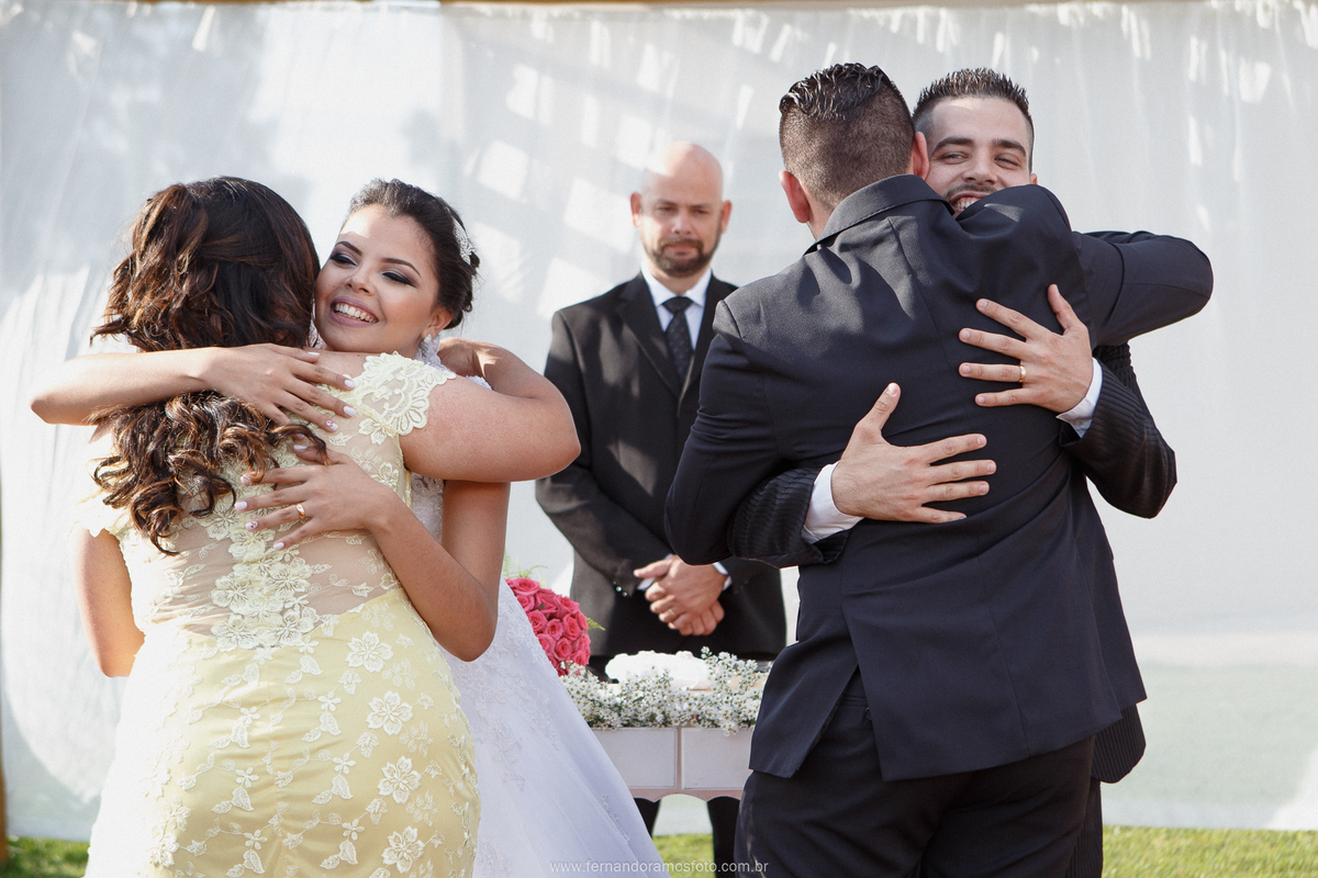 FOTO DOS COMPRIMENTOS DOS PADRINHOS COM O CASAL APÓS O TÉRMINO DA CERIMÔNIA DE CASAMENTO, CERIMÔNIA DE CASAMENTO AO AR LIVRE, FOTOGRAFIA ESPONTÂNEA DE CASAMENTO, CASAMENTO NA CHÁCARA JUNDIAÍ, CASAMENTO DE DIA, FOTÓGRAFO DE CASAMENTO EM JUNDIAÍ