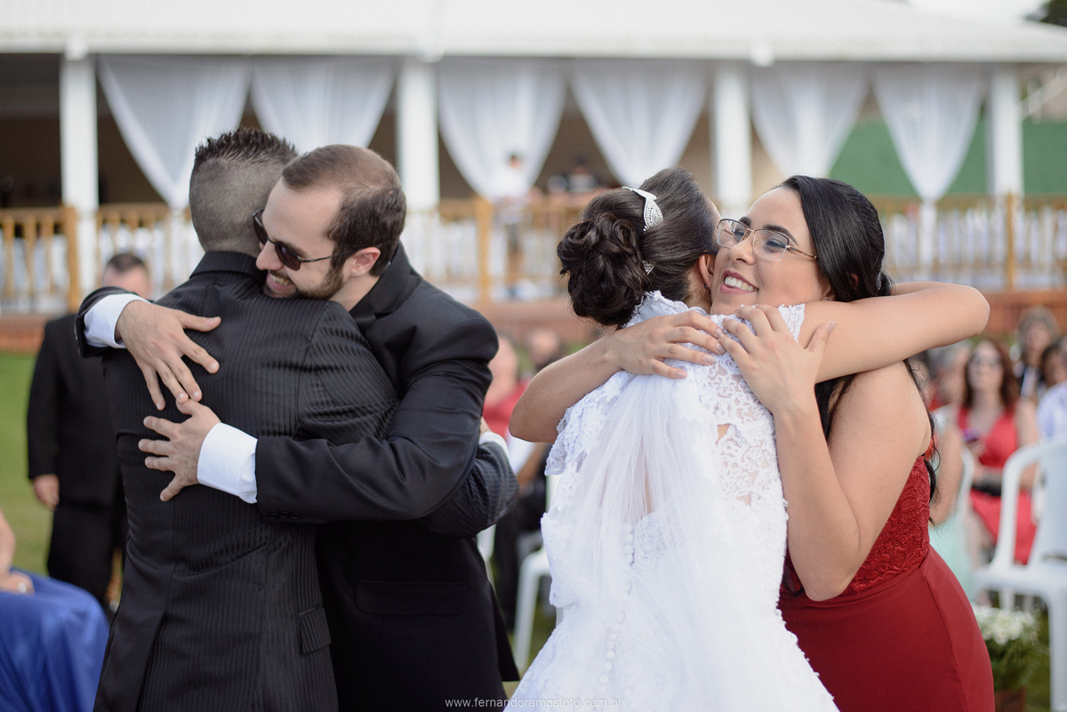 FOTO DOS COMPRIMENTOS DOS PADRINHOS COM O CASAL APÓS O TÉRMINO DA CERIMÔNIA DE CASAMENTO, CERIMÔNIA DE CASAMENTO AO AR LIVRE, FOTOGRAFIA ESPONTÂNEA DE CASAMENTO, CASAMENTO NA CHÁCARA JUNDIAÍ, CASAMENTO DE DIA, FOTÓGRAFO DE CASAMENTO EM JUNDIAÍ
