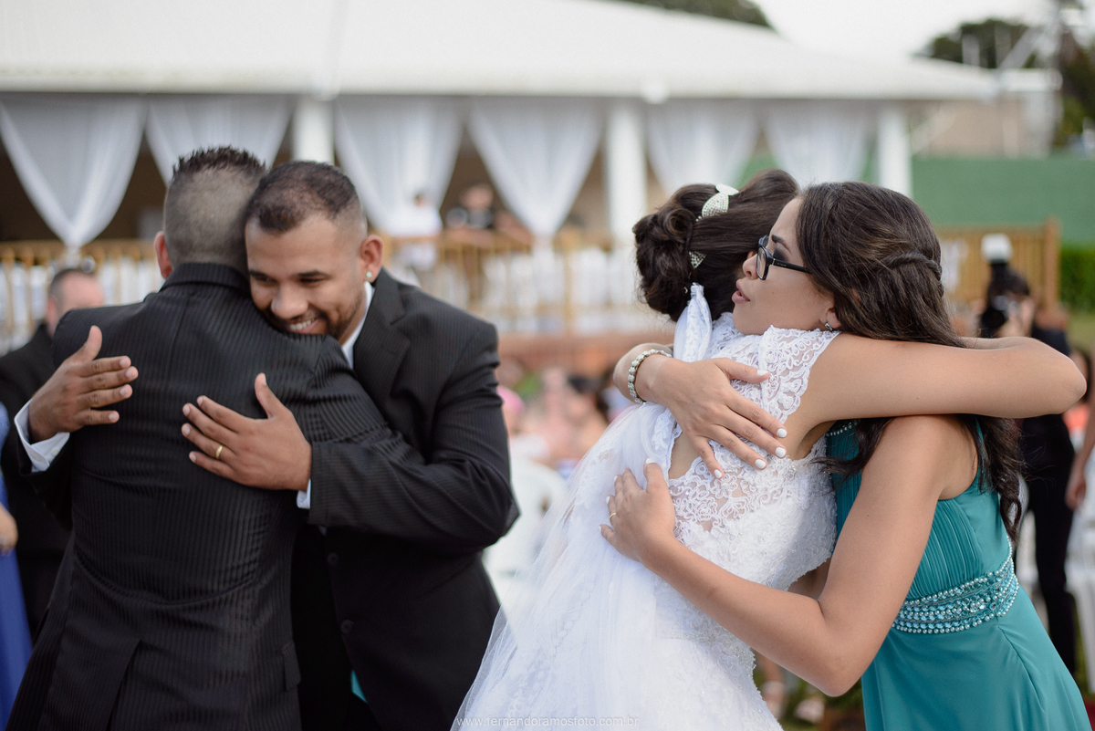 FOTO DOS COMPRIMENTOS DOS PADRINHOS COM O CASAL APÓS O TÉRMINO DA CERIMÔNIA DE CASAMENTO, CERIMÔNIA DE CASAMENTO AO AR LIVRE, FOTOGRAFIA ESPONTÂNEA DE CASAMENTO, CASAMENTO NA CHÁCARA JUNDIAÍ, CASAMENTO DE DIA, FOTÓGRAFO DE CASAMENTO EM JUNDIAÍ