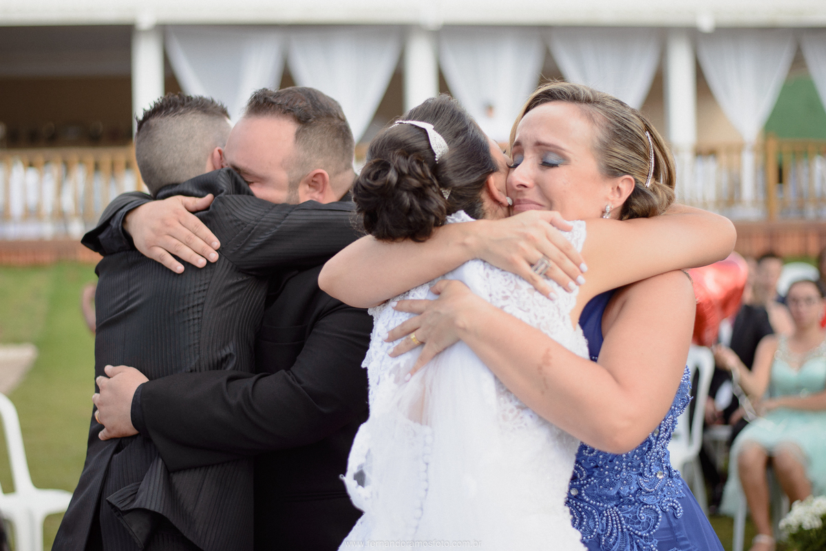 FOTO DOS COMPRIMENTOS DOS PADRINHOS COM O CASAL APÓS O TÉRMINO DA CERIMÔNIA DE CASAMENTO, CERIMÔNIA DE CASAMENTO AO AR LIVRE, FOTOGRAFIA ESPONTÂNEA DE CASAMENTO, CASAMENTO NA CHÁCARA JUNDIAÍ, CASAMENTO DE DIA, FOTÓGRAFO DE CASAMENTO EM JUNDIAÍ
