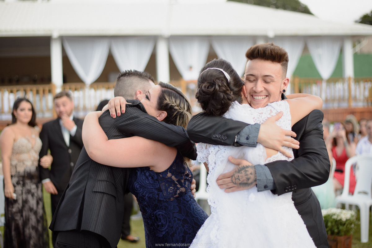 FOTO DOS COMPRIMENTOS DOS PADRINHOS COM O CASAL APÓS O TÉRMINO DA CERIMÔNIA DE CASAMENTO, CERIMÔNIA DE CASAMENTO AO AR LIVRE, FOTOGRAFIA ESPONTÂNEA DE CASAMENTO, CASAMENTO NA CHÁCARA JUNDIAÍ, CASAMENTO DE DIA, FOTÓGRAFO DE CASAMENTO EM JUNDIAÍ