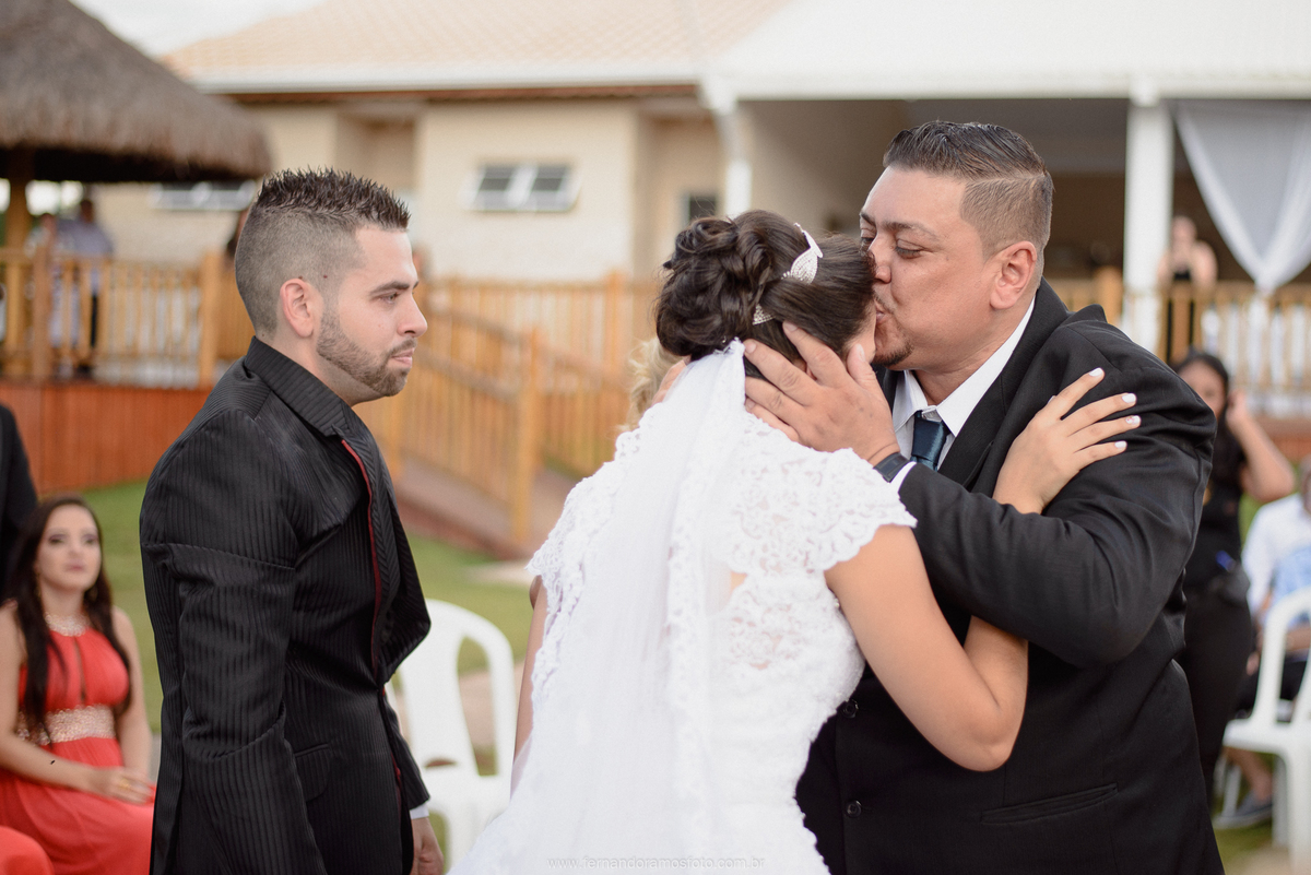 FOTO DOS COMPRIMENTOS DOS PADRINHOS COM O CASAL APÓS O TÉRMINO DA CERIMÔNIA DE CASAMENTO, CERIMÔNIA DE CASAMENTO AO AR LIVRE, FOTOGRAFIA ESPONTÂNEA DE CASAMENTO, CASAMENTO NA CHÁCARA JUNDIAÍ, CASAMENTO DE DIA, FOTÓGRAFO DE CASAMENTO EM JUNDIAÍ
