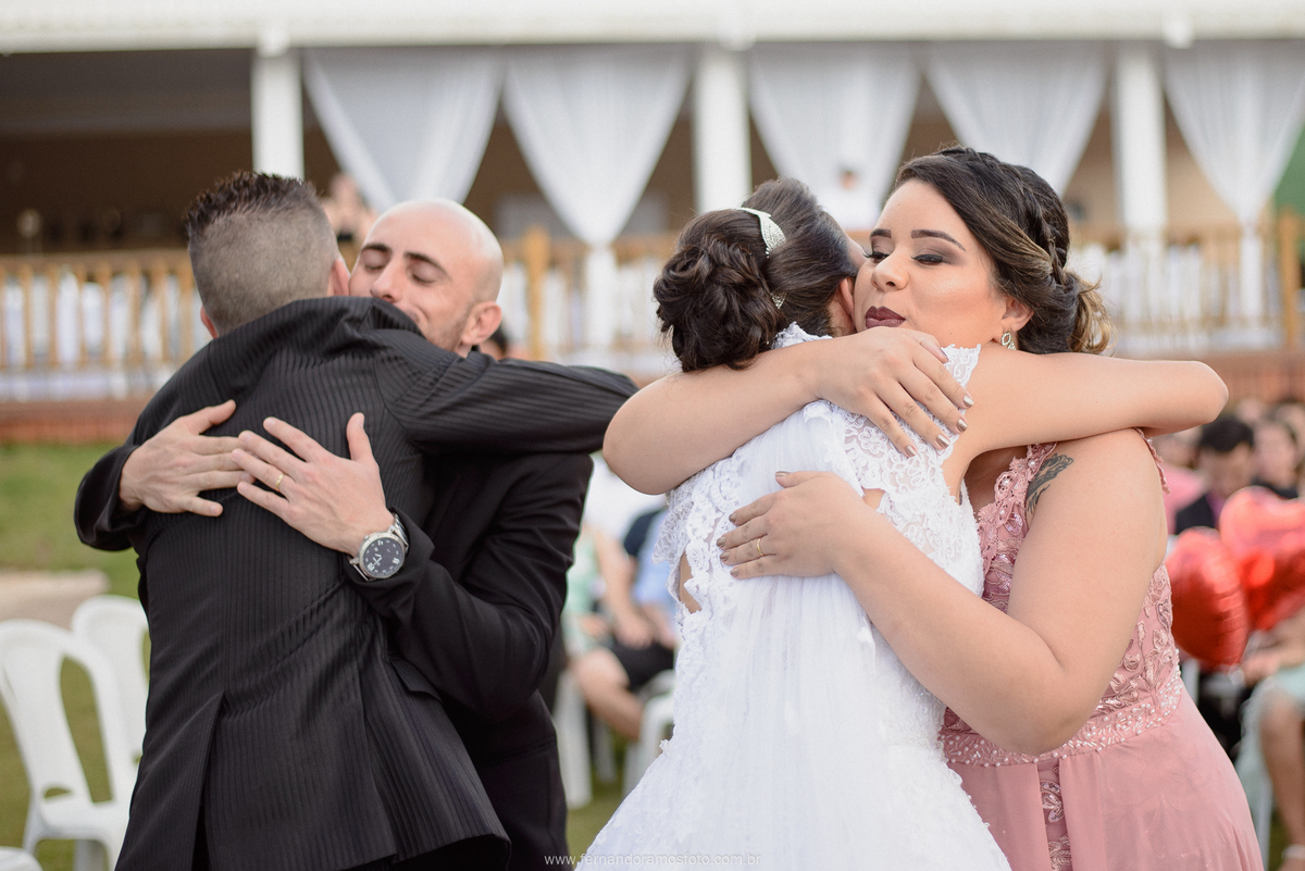 FOTO DOS COMPRIMENTOS DOS PADRINHOS COM O CASAL APÓS O TÉRMINO DA CERIMÔNIA DE CASAMENTO, CERIMÔNIA DE CASAMENTO AO AR LIVRE, FOTOGRAFIA ESPONTÂNEA DE CASAMENTO, CASAMENTO NA CHÁCARA JUNDIAÍ, CASAMENTO DE DIA, FOTÓGRAFO DE CASAMENTO EM JUNDIAÍ