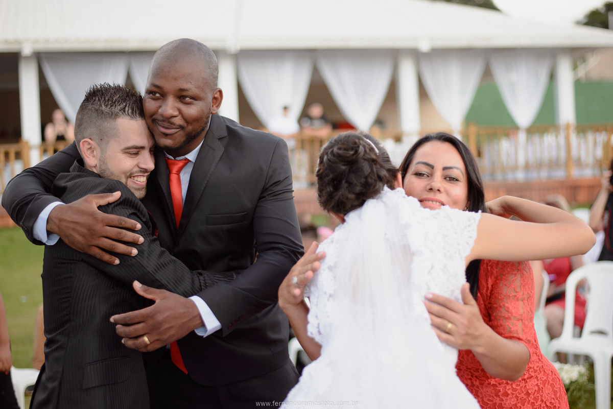 FOTO DOS COMPRIMENTOS DOS PADRINHOS COM O CASAL APÓS O TÉRMINO DA CERIMÔNIA DE CASAMENTO, CERIMÔNIA DE CASAMENTO AO AR LIVRE, FOTOGRAFIA ESPONTÂNEA DE CASAMENTO, CASAMENTO NA CHÁCARA JUNDIAÍ, CASAMENTO DE DIA, FOTÓGRAFO DE CASAMENTO EM JUNDIAÍ