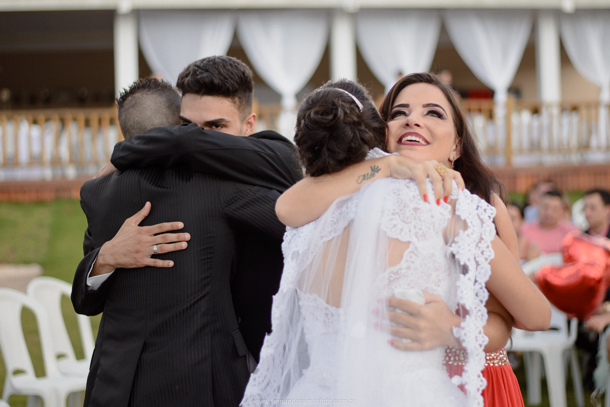 FOTO DOS COMPRIMENTOS DOS PADRINHOS COM O CASAL APÓS O TÉRMINO DA CERIMÔNIA DE CASAMENTO, CERIMÔNIA DE CASAMENTO AO AR LIVRE, FOTOGRAFIA ESPONTÂNEA DE CASAMENTO, CASAMENTO NA CHÁCARA JUNDIAÍ, CASAMENTO DE DIA, FOTÓGRAFO DE CASAMENTO EM JUNDIAÍ