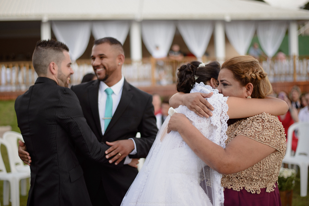 FOTO DOS COMPRIMENTOS DOS PADRINHOS COM O CASAL APÓS O TÉRMINO DA CERIMÔNIA DE CASAMENTO, CERIMÔNIA DE CASAMENTO AO AR LIVRE, FOTOGRAFIA ESPONTÂNEA DE CASAMENTO, CASAMENTO NA CHÁCARA JUNDIAÍ, CASAMENTO DE DIA, FOTÓGRAFO DE CASAMENTO EM JUNDIAÍ