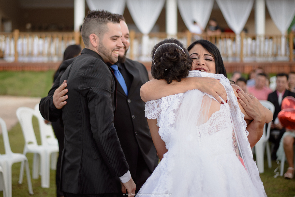 FOTO DOS COMPRIMENTOS DOS PADRINHOS COM O CASAL APÓS O TÉRMINO DA CERIMÔNIA DE CASAMENTO, CERIMÔNIA DE CASAMENTO AO AR LIVRE, FOTOGRAFIA ESPONTÂNEA DE CASAMENTO, CASAMENTO NA CHÁCARA JUNDIAÍ, CASAMENTO DE DIA, FOTÓGRAFO DE CASAMENTO EM JUNDIAÍ