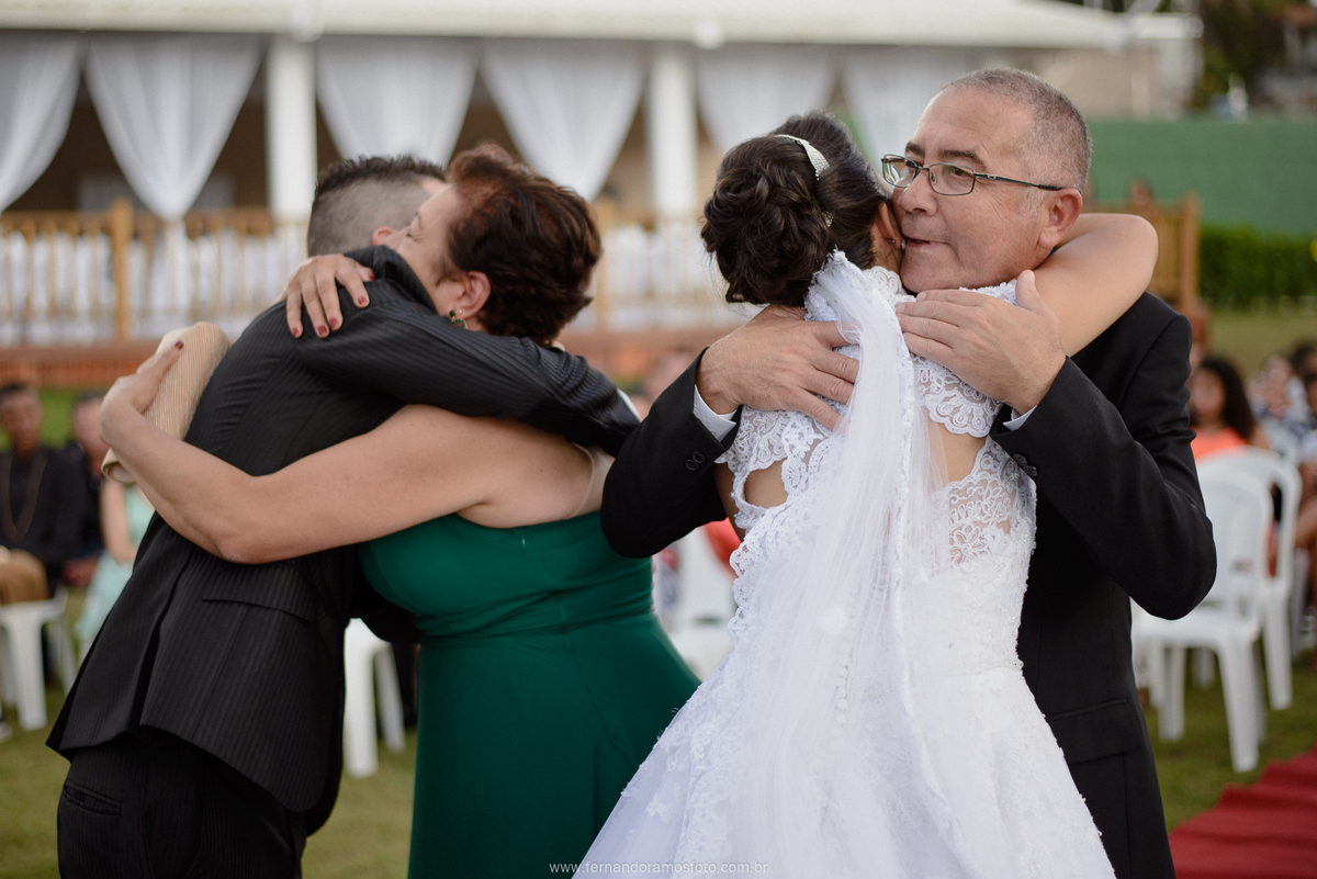 FOTO DOS COMPRIMENTOS DOS PADRINHOS COM O CASAL APÓS O TÉRMINO DA CERIMÔNIA DE CASAMENTO, CERIMÔNIA DE CASAMENTO AO AR LIVRE, FOTOGRAFIA ESPONTÂNEA DE CASAMENTO, CASAMENTO NA CHÁCARA JUNDIAÍ, CASAMENTO DE DIA, FOTÓGRAFO DE CASAMENTO EM JUNDIAÍ