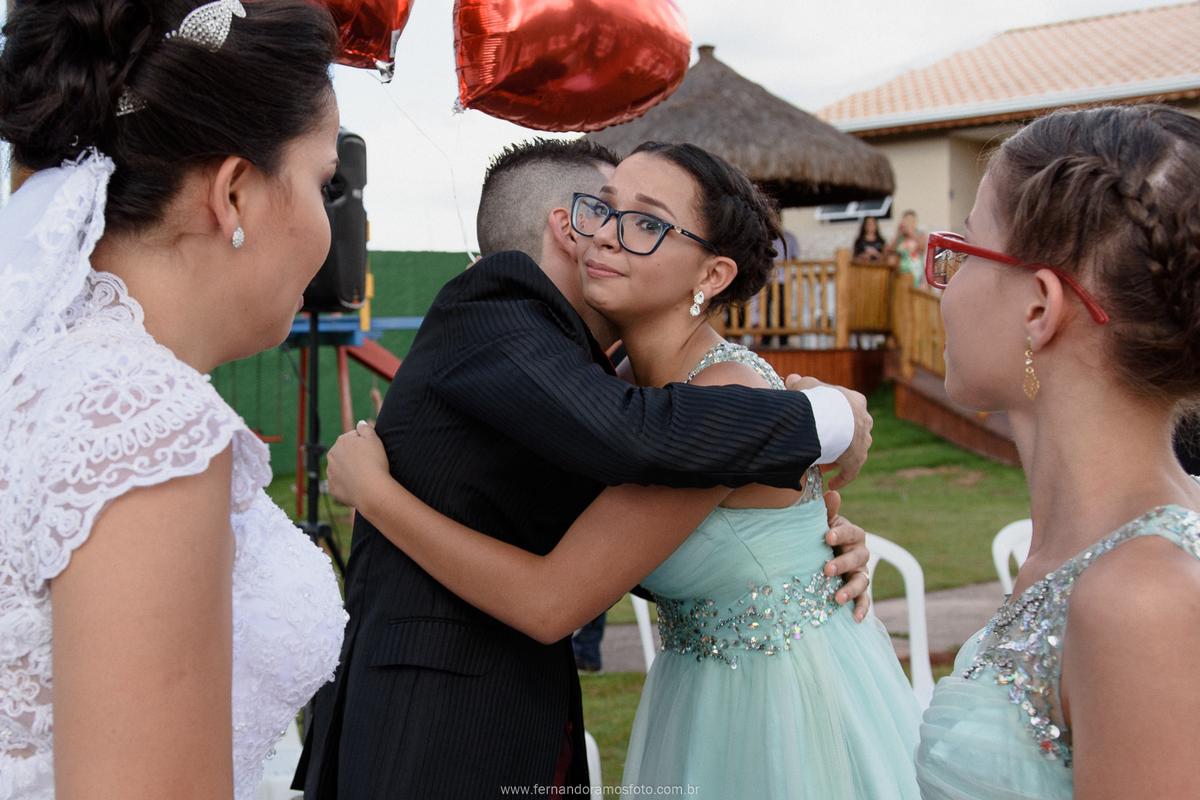 FOTO DOS COMPRIMENTOS DOS PADRINHOS COM O CASAL APÓS O TÉRMINO DA CERIMÔNIA DE CASAMENTO, CERIMÔNIA DE CASAMENTO AO AR LIVRE, FOTOGRAFIA ESPONTÂNEA DE CASAMENTO, CASAMENTO NA CHÁCARA JUNDIAÍ, CASAMENTO DE DIA, FOTÓGRAFO DE CASAMENTO EM JUNDIAÍ