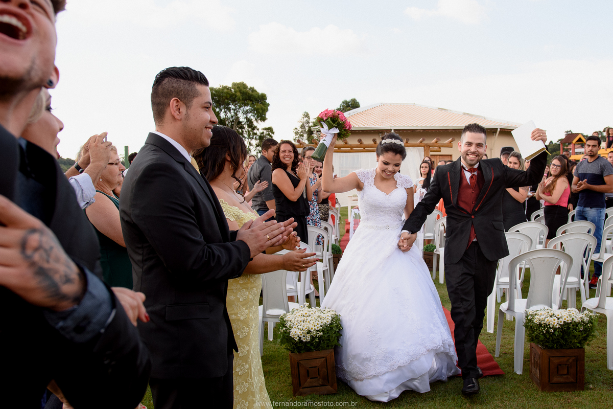 FOTO DA SAÍDA DOS NOIVOS,  CERIMÔNIA DE CASAMENTO AO AR LIVRE, FOTOGRAFIA ESPONTÂNEA DE CASAMENTO, CASAMENTO NA CHÁCARA JUNDIAÍ, CASAMENTO DE DIA, FOTÓGRAFO DE CASAMENTO EM JUNDIAÍ