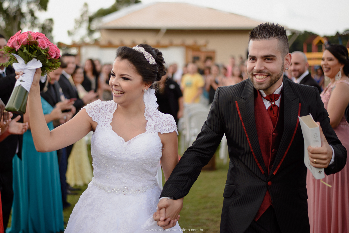 FOTO DA SAÍDA DOS NOIVOS,  CERIMÔNIA DE CASAMENTO AO AR LIVRE, FOTOGRAFIA ESPONTÂNEA DE CASAMENTO, CASAMENTO NA CHÁCARA JUNDIAÍ, CASAMENTO DE DIA, FOTÓGRAFO DE CASAMENTO EM JUNDIAÍ