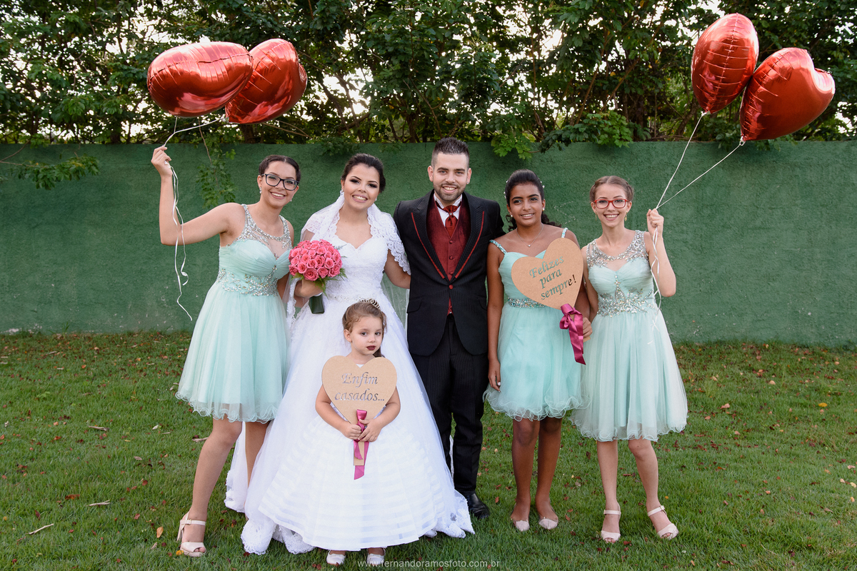 FOTO DOS NOIVOS COM AS DAMINHAS, FOTO DA SAÍDA DOS NOIVOS,  CERIMÔNIA DE CASAMENTO AO AR LIVRE, FOTOGRAFIA ESPONTÂNEA DE CASAMENTO, CASAMENTO NA CHÁCARA JUNDIAÍ, CASAMENTO DE DIA, FOTÓGRAFO DE CASAMENTO EM JUNDIAÍ