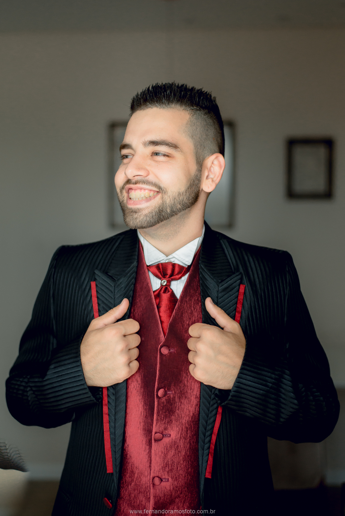 MAKING OF DO NOIVO, TRAJES PARA NOIVO, TRAJES PARA CASAMENTO PRETO E VERMELHO, FOTOGRAFIA DE CASAMENTO EM JUNDIAÍ SÃO PAULO