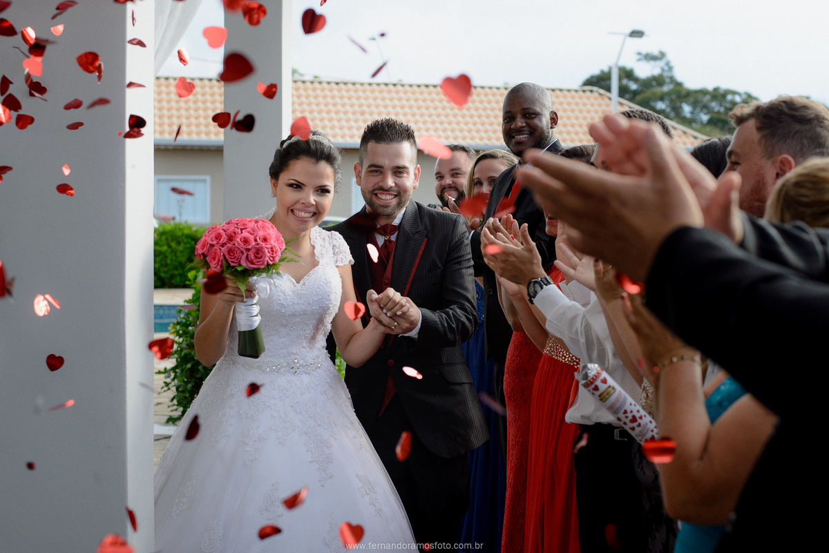 ENTRADA DO CASAL NA FESTA DE CASAMENTO NA CHÁCARA JUNDIAÍ, FOTOS ESPONTÂNEAS