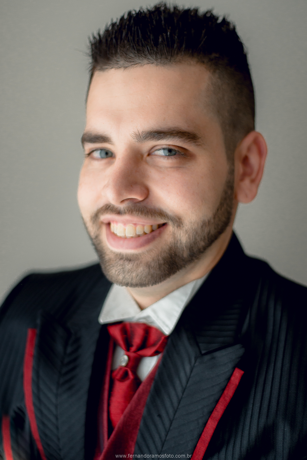 MAKING OF DO NOIVO, RETRATO ,TRAJES PARA NOIVO, TRAJES PARA CASAMENTO PRETO E VERMELHO, FOTOGRAFIA DE CASAMENTO EM JUNDIAÍ SÃO PAULO