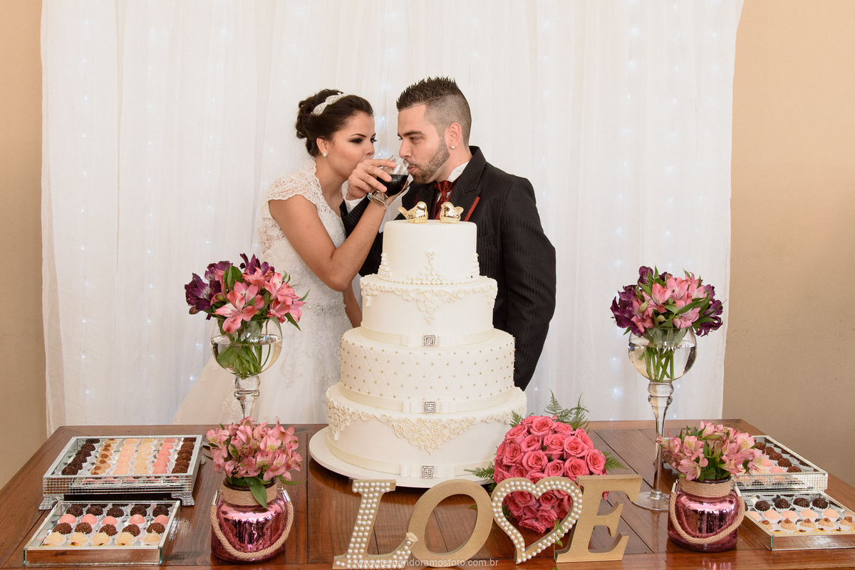 FOTO NA MESA DO BOLO COM O CASAL, CASAMENTO NA CHÁCARA JUNDIAÍ
