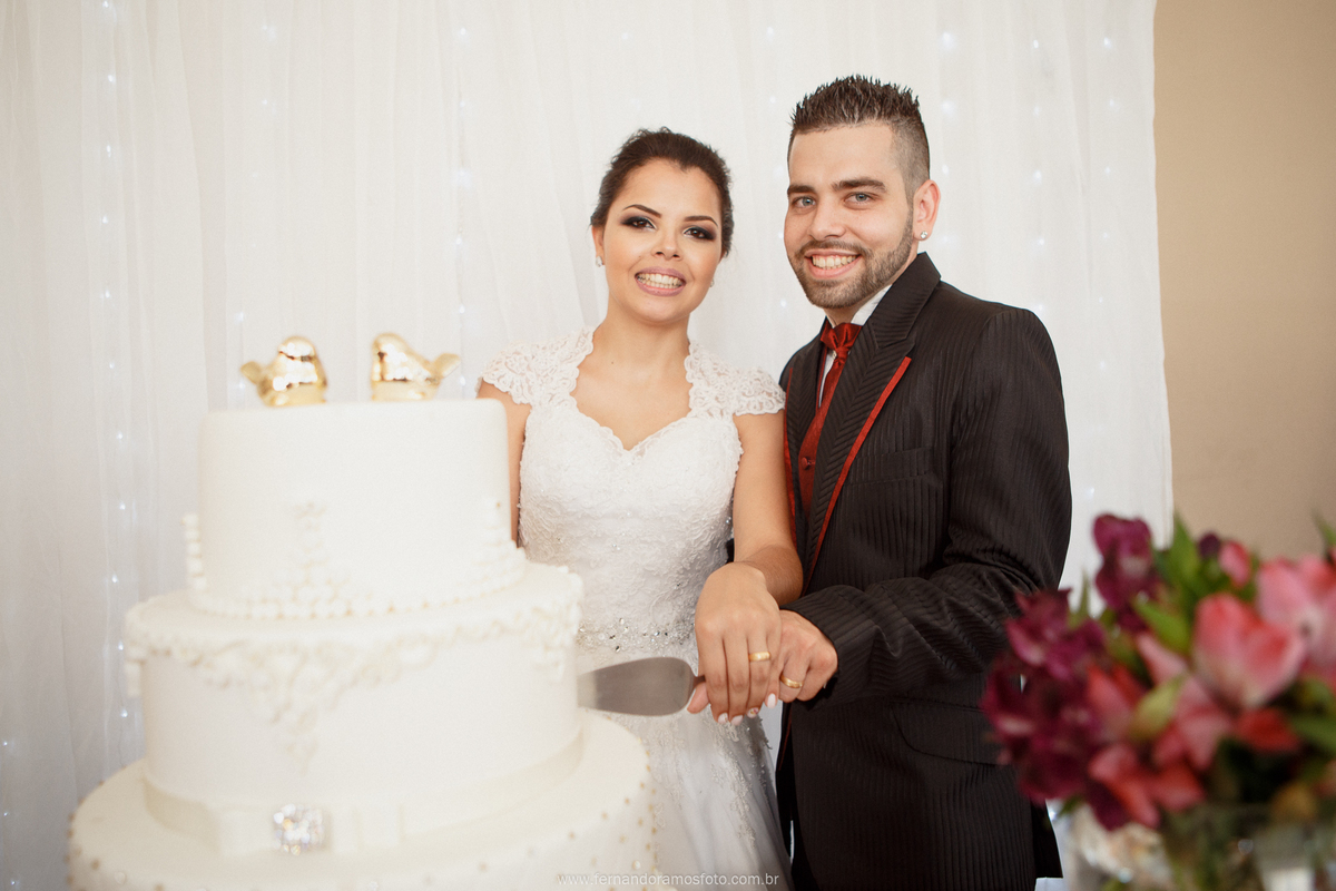FOTO NA MESA DO BOLO COM O CASAL, CASAMENTO NA CHÁCARA JUNDIAÍ