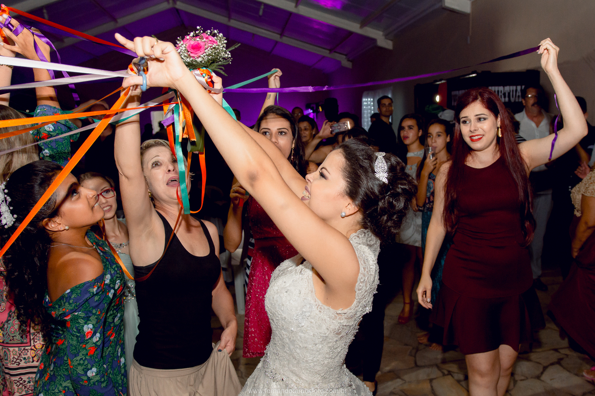 BUQUÊ DE FITAS, FOTO ESPONTÂNEA, FOTO DIVERTIDA, CASAMENTO NA CHÁCARA JUNDIAÍ