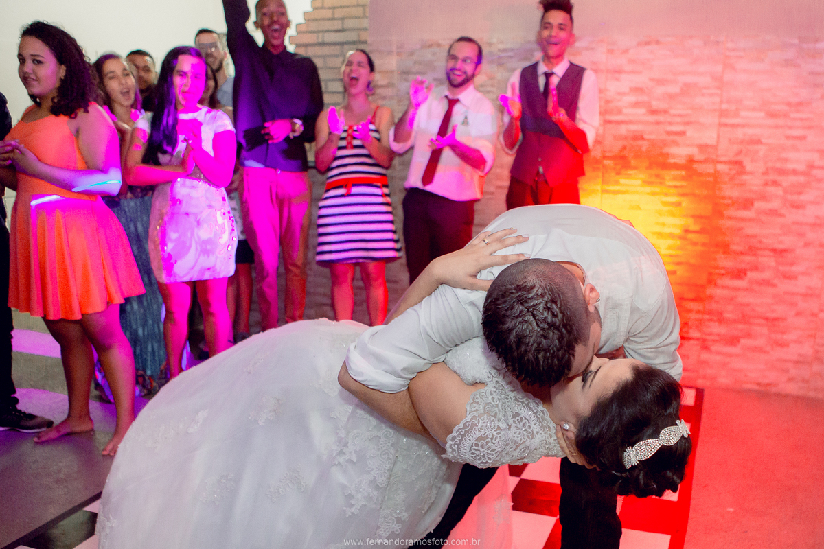 VALSA DOS NOIVOS. FOTO ESPONTÂNEA, FOTO DIVERTIDA, CASAMENTO NA CHÁCARA JUNDIAÍ
