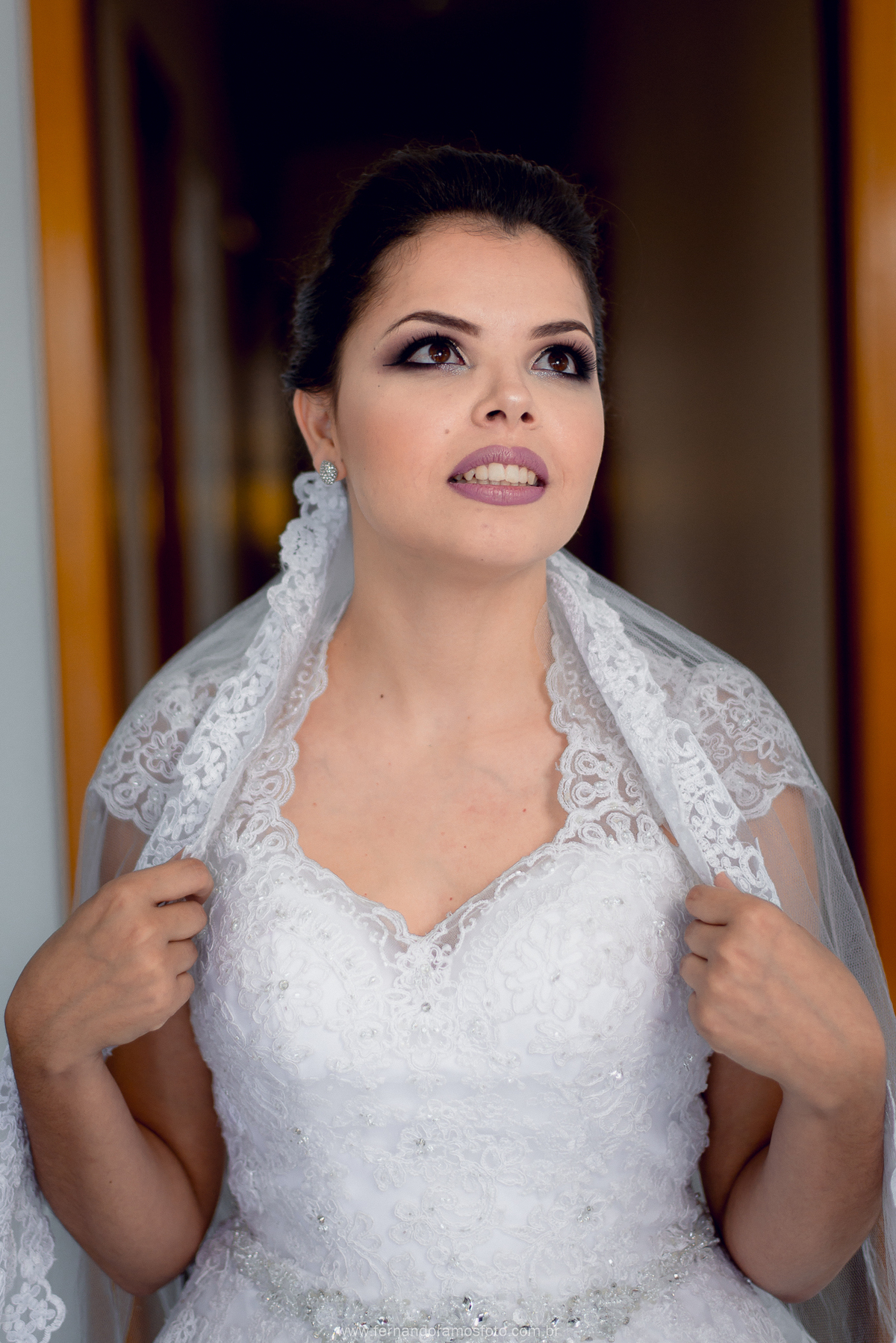 RETRATO DA NOIVA COM SEU VESTIDO E O BUQUÊ, FOTO DE VESTIDO DE NOIVA, FOTOS DE NOIVA