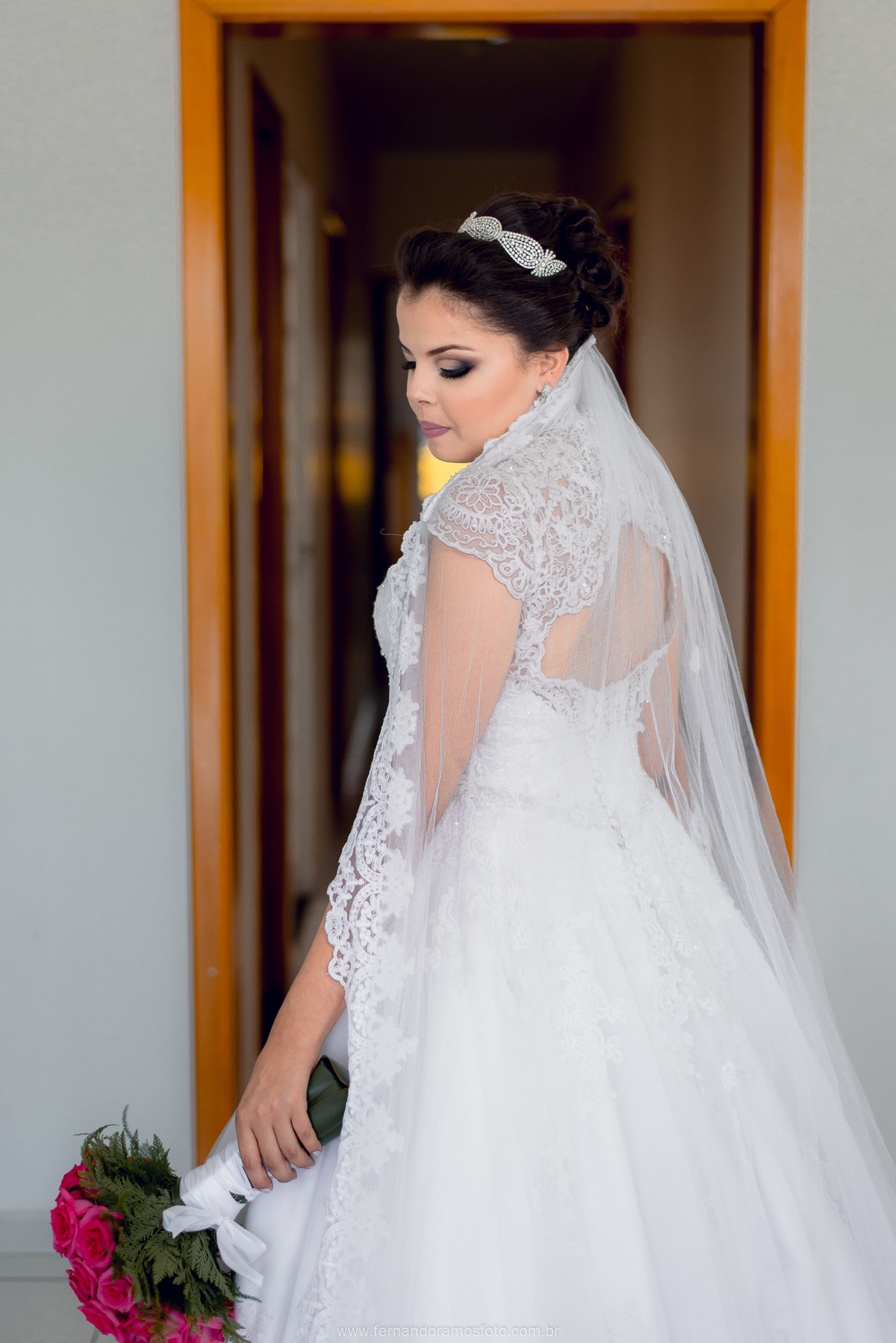 RETRATO DA NOIVA COM SEU VESTIDO E O BUQUÊ, FOTO DE VESTIDO DE NOIVA, FOTOS DE NOIVA