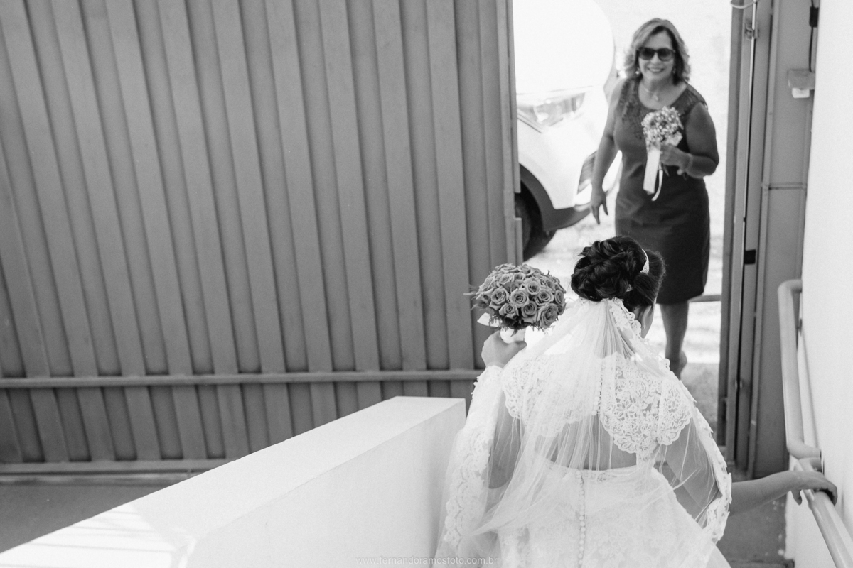 NOIVA INDO PARA O CASAMENTO, VESTIDA DE NOIVA, VESTIDO DE NOIVA