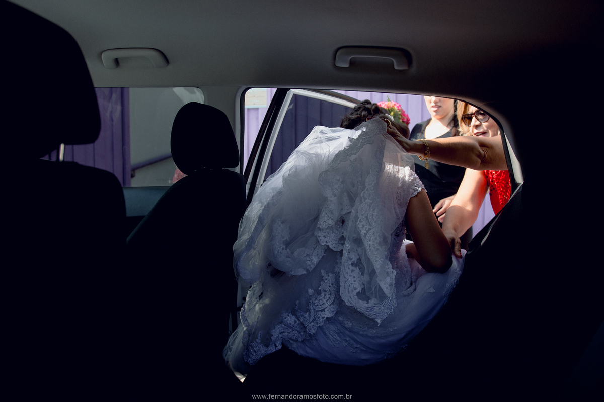 NOIVA INDO PARA O CASAMENTO, VESTIDA DE NOIVA, VESTIDO DE NOIVA