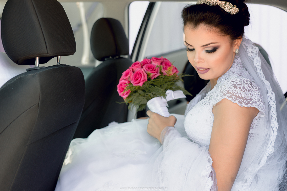 NOIVA NO CARRO INDO PARA O CASAMENTO, VESTIDA DE NOIVA, VESTIDO DE NOIVA