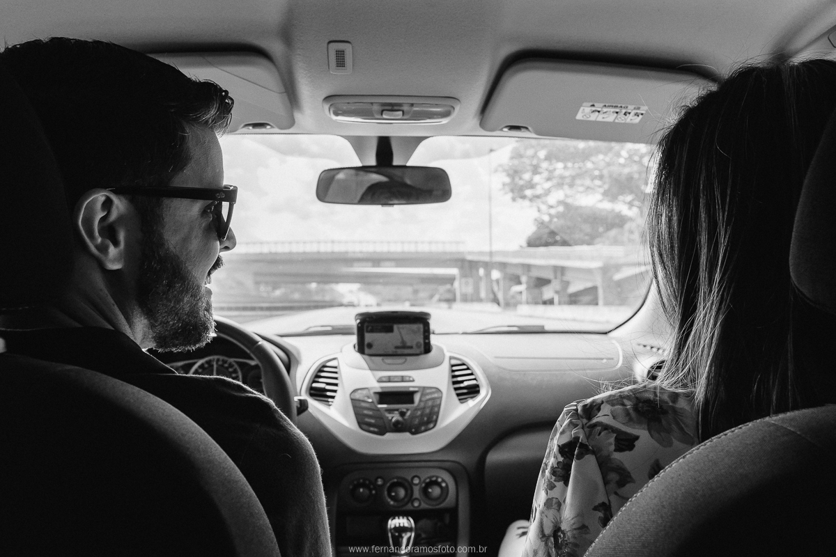 CASAL NO CARRO INDO PARA O PARQUE ECOLOGICO DE CAMPINAS PARA FAZER O ENSAIO PRE-CASAMENTO
