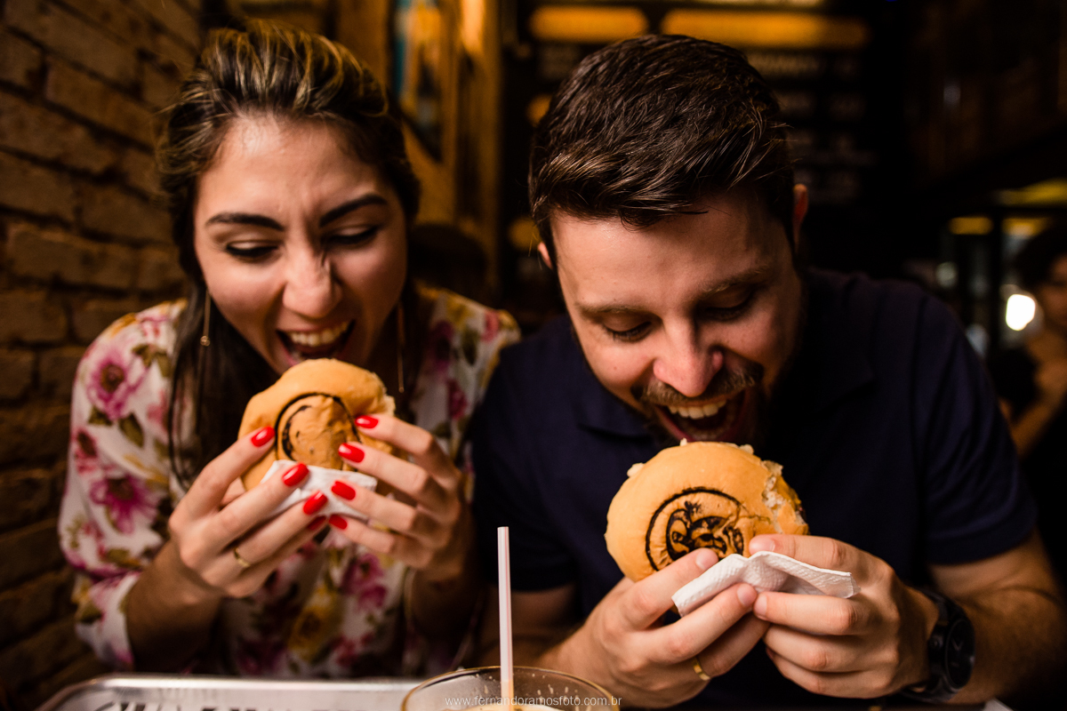 FOTO DESCONTRAIDA COM CASAL EM HAMBURGUERIA BRONCO BURGUER CAMPINAS - SP