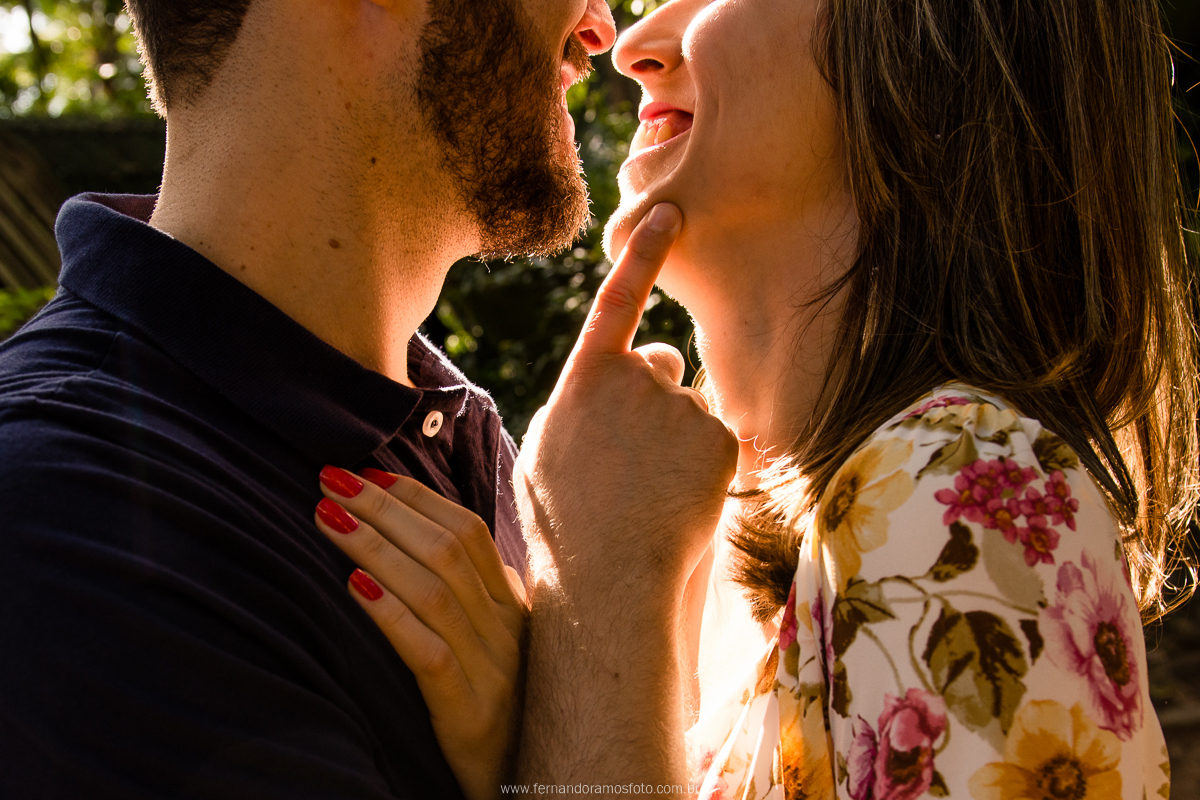 FOTO ROMANTICA DE CASAL EM ENSAIO PRE-CASAMENTO NO PARQUE ECOLOGICO DE CAMPINAS - SP