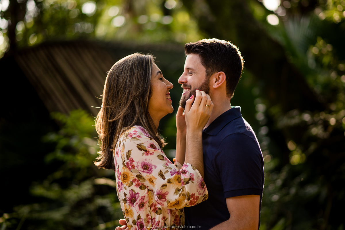 FOTO ROMANTICA DE CASAL EM ENSAIO PRE-CASAMENTO NO PARQUE ECOLOGICO DE CAMPINAS - SP