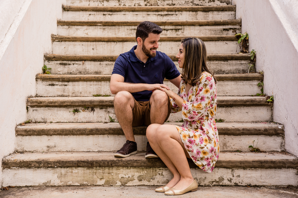CASAL SENTADO NA ESCADA EM ENSAIO PRE-CASAMENTO NO PARQUE ECOLOGICO DE CAMPINAS - SP