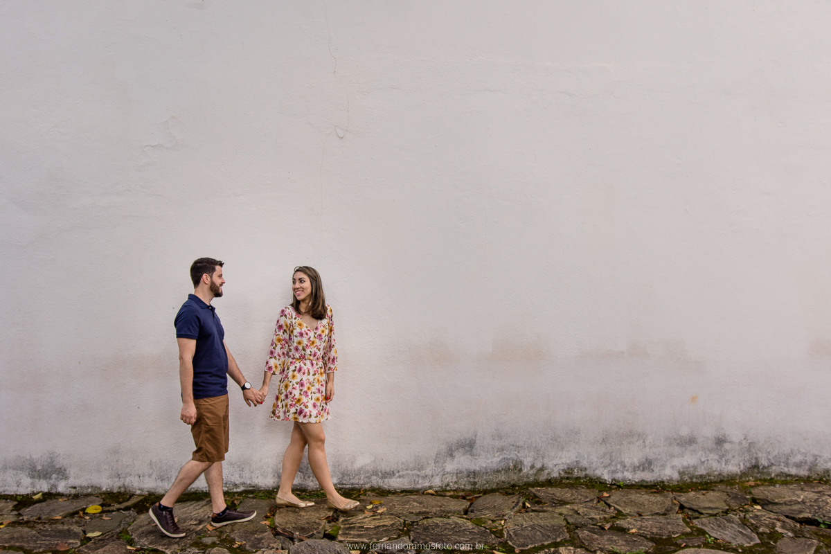 CASAL CAMINHANDO DE MAOS DADAS DURANTE ENSAIO PRE-CASAMENTO NO PARQUE ECOLOGICO DE CAMPINAS - SP